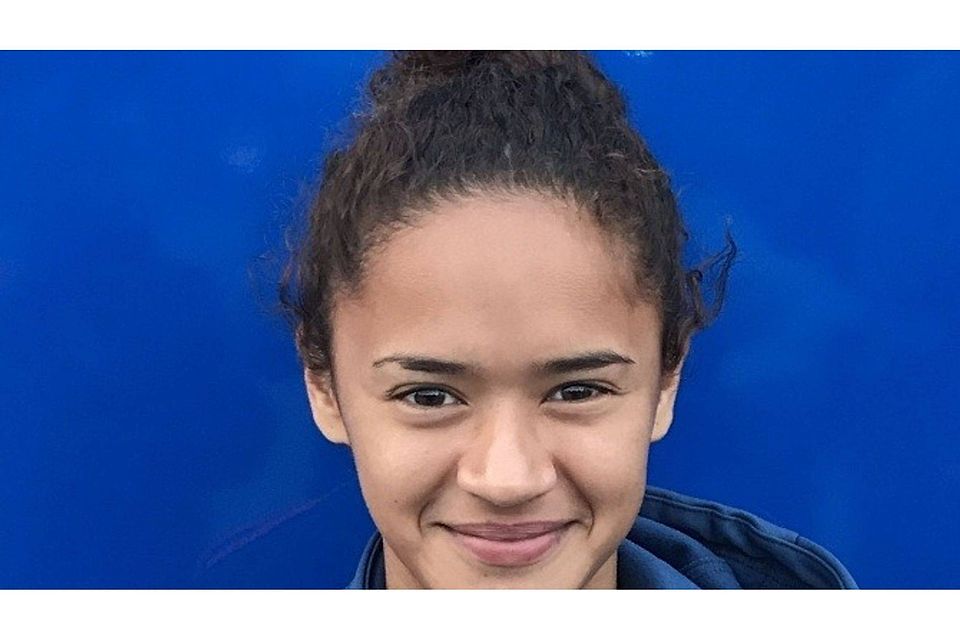 Happy: Die 16-jährige Yasmin Ben Cousine aus Hohen Neuendorf darf in der Marokkanischen U17-Nationalmannschaft vorspielen. Foto: Verein