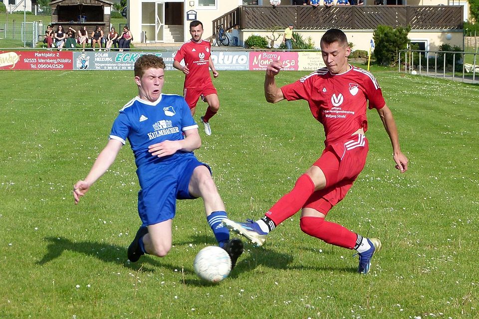Die DJK Weihern/Stein (in Blau) bündelt künftig mit dem FC Wernberg die Kräfte.