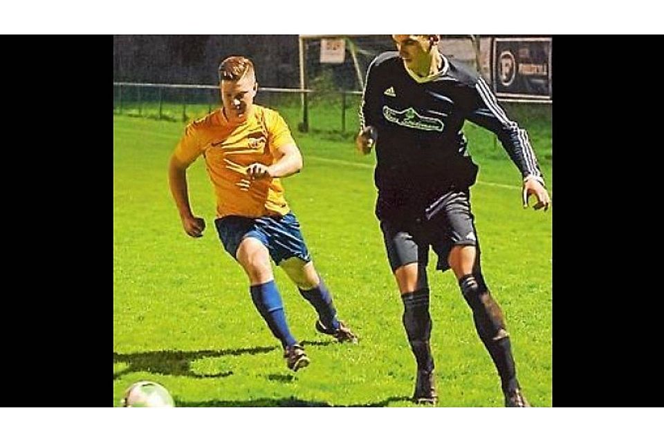 Die Fußballer des ESV (dunkle Trikots) eilen von Sieg zu Sieg. Dennis Weiß