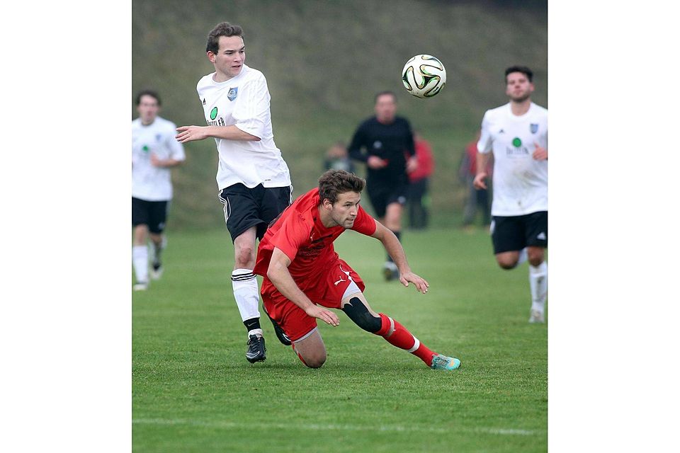Alex Klotz (rechts) erkämpft sich den Ball noch vor Christian Lex vom SV Langenenslingen. Foto: Thomas Warnack