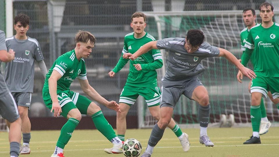 „Reifer Auftritt“: Grünwald (Leander Bublitz am Ball) nimmt den Tabellenzweiten Murnau auseinander.