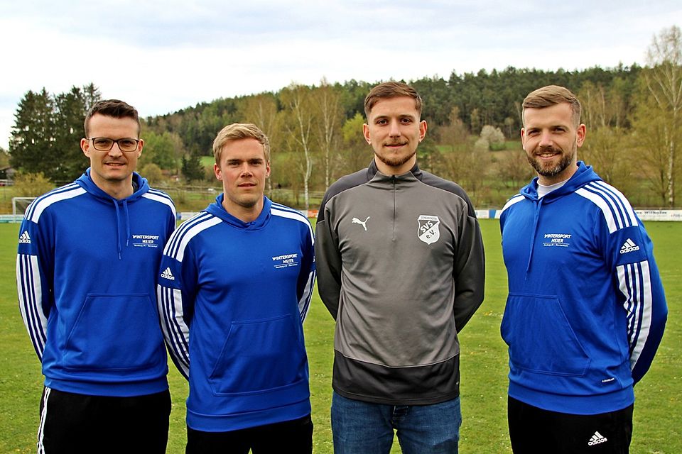 Sportlicher Leiter Christoph Danner (v.l.), Teammanager Michael Hartlich und Trainer Maximilian Birner begrüßen Tarkan Özdemir (2.v.r.) beim SV Schwarzhofen.