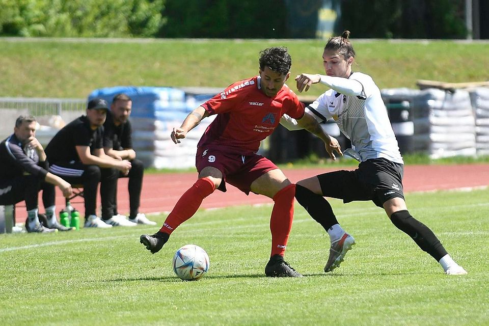 Keinen richtigen Zugriff bekamen die Geretsrieder um Slavko Radovanovic (re.) im Heimspiel gegen den FC Schwabing, das sie prompt mit 1:3 verloren. In der Tabelle ist der Vorsprung auf Verfolger Wasserburg geschrumpft.