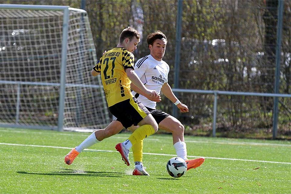 Renz Rapräeger (Frisia Risum-Lindholm), der hier versucht; Till Wallenstein (TSV Kronshagen) auszuspielen, ist Frisias Matchwinner mit seinem Doppelpack.