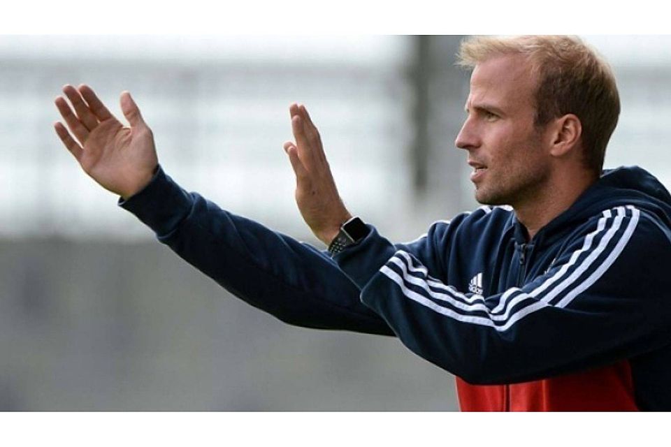 „Wir müssen uns nicht kleinmachen - auch nicht gegen Real“: U-19-Coach Sebastian Hoeneß. Foto: Sven Leifer