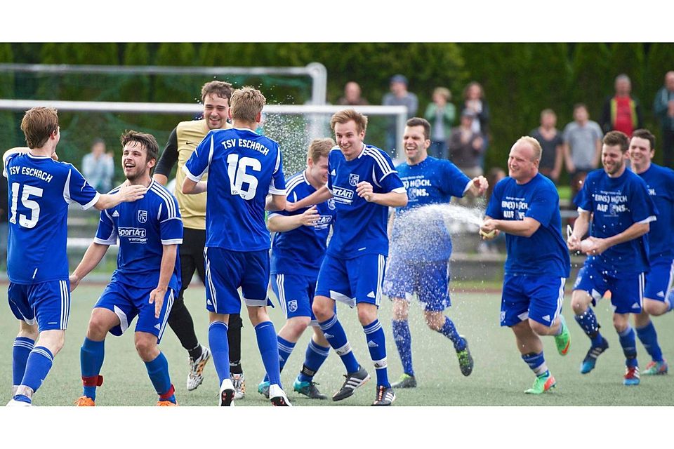 Feiern ausgelassen die Meisterschaft in der Fußball-Bezirksliga: Die Spieler des TSV Eschach. gkr