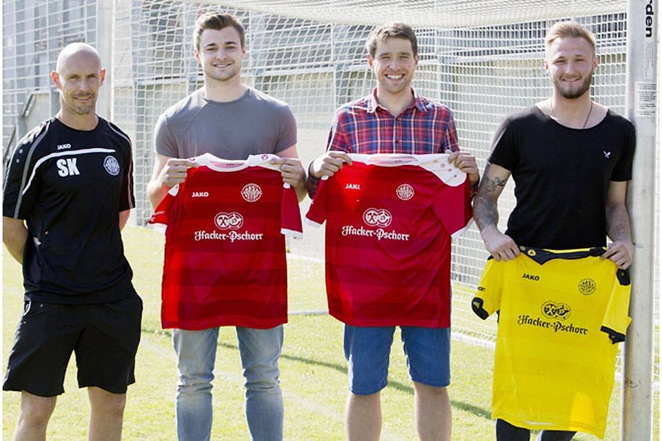 Beim TSV Landsberg sind die ersten Neuzugänge da (von rechts): Torwart Philipp Beigl, Rückkehrer Sebastian Bonfert, Jonas Meichelböck. Worüber sich auch Trainer Sven Kresin (links) freut.	F.: Julian Leitenstorfer