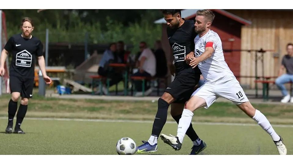 Biedenkopfs wichtigster Mann in vorderster Front, Dennis Rakowski (re., hier gegen Naunheims Jafar Azizi), erhält von VfL-Trainer Marko Rujevic-Weber ein dickes Lob. Am Sonntag empfangen die Hinterländer Tabellenführer SG Kinzenbach. © Jens Schmidt