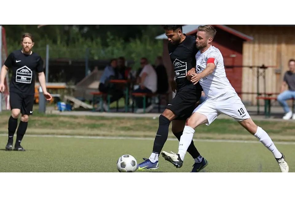 Biedenkopfs wichtigster Mann in vorderster Front, Dennis Rakowski (re., hier gegen Naunheims Jafar Azizi), erhält von VfL-Trainer Marko Rujevic-Weber ein dickes Lob. Am Sonntag empfangen die Hinterländer Tabellenführer SG Kinzenbach. © Jens Schmidt Biedenkopfs wichtigster Mann in vorderster Front, Dennis Rakowski (re., hier gegen Naunheims Jafar Azizi), erhält von VfL-Trainer Marko Rujevic-Weber ein dickes Lob. Am Sonntag empfangen die Hinterländer Tabellenführer SG Kinzenbach. © Jens Schmidt