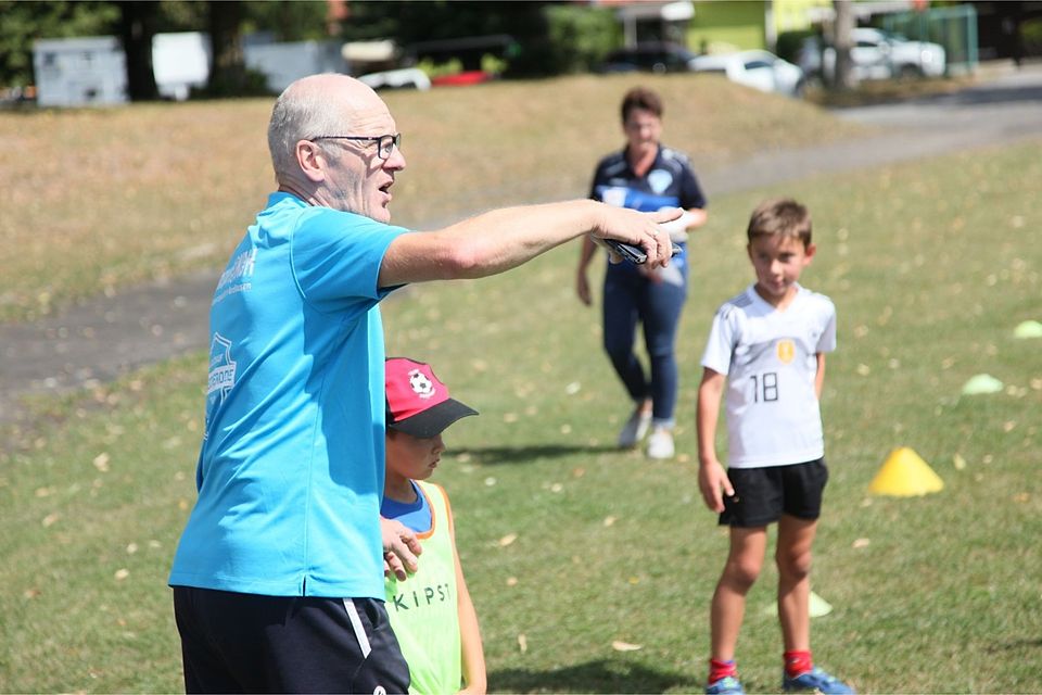 Der 56-jährige glänzt auch im Kinderfußball mit Leidenschaft und Fachwissen.