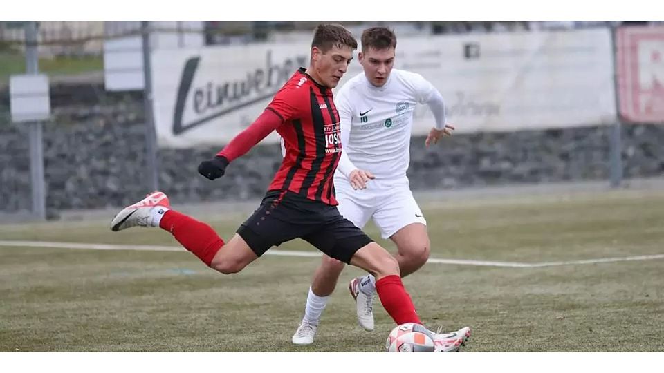 Jan Marius Wege (links) und die SG Silberg/Eisenhausen haben in der Kreisoberliga Nord den VfL Dreihausen zu Gast. Für den Gladenbacher SC und Malte Leinweber beginnt die Rückrunde daheim mit der Partie gegen Stadtallendorf II. Gelingt die Revanche für das 1:8? © Jens Schmidt