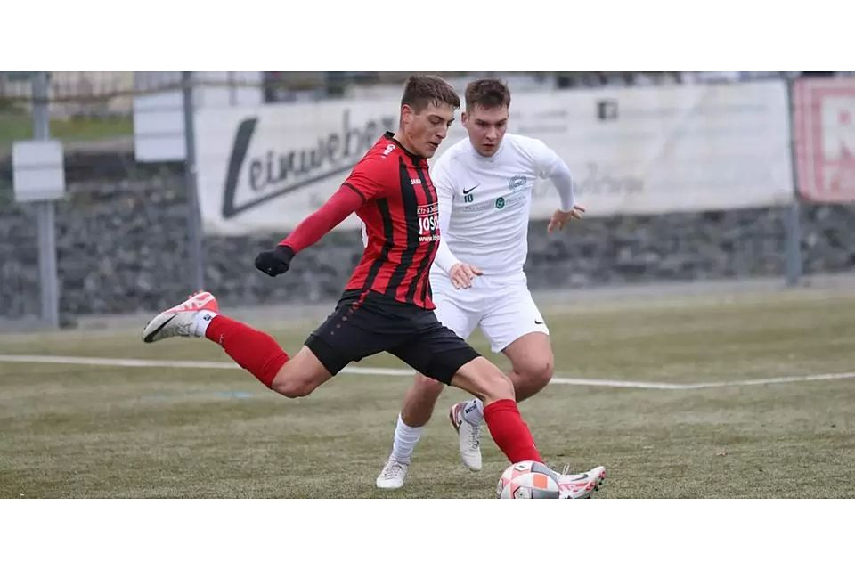 Jan Marius Wege (links) und die SG Silberg/Eisenhausen haben in der Kreisoberliga Nord den VfL Dreihausen zu Gast. Für den Gladenbacher SC und Malte Leinweber beginnt die Rückrunde daheim mit der Partie gegen Stadtallendorf II. Gelingt die Revanche für das 1:8? © Jens Schmidt