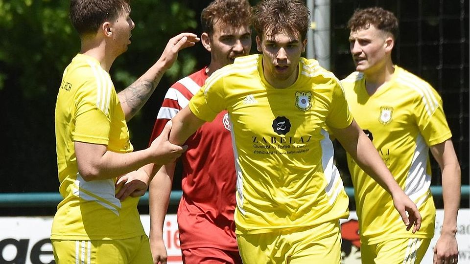 Mit einem 10:0 über Haspelmoor schnappte Geiselbullach II Althegnenberg die Meisterschaft weg. Michael Angermaier (M.) legte mit einem Doppelpack den Grundstein.