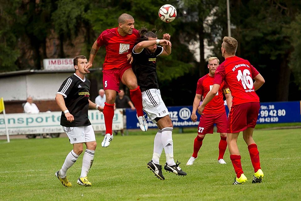 Heimspiele vor der Brust haben der FC Schüttorf (in schwarz) und der SVE TV Nordhorn (in rot) am Sonntag. F: Guido Brennecke