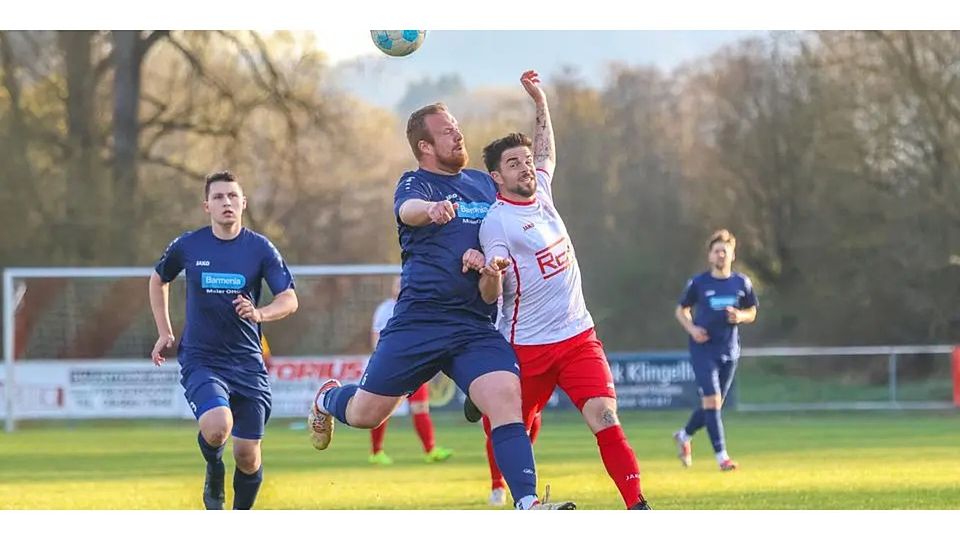 Geht mit vollem Einsatz voran und erwartet das auch von seinem Team: Buchenaus Spielertrainer Enrico Zucca (rechts), hier im Zweikampf mit Südkreis-Kapitän Hendrik Schmidt. © Lars Hinter 