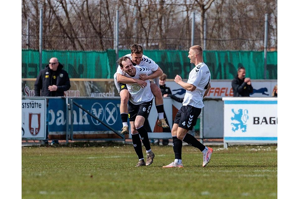 Drei haben sich lieb: Maximilian Völke (Nr. 6) bejubelt sein Tor zum 1:0 gemeinsam mit Tobias Killer und Nicolai Brugger (r.). Am Ende steht ein 2:0-Erfolg gegen Dachau. Drei haben sich lieb: Maximilian Völke (Nr. 6) bejubelt sein Tor zum 1:0 gemeinsam mit Tobias Killer und Nicolai Brugger (r.). Am Ende steht ein 2:0-Erfolg gegen Dachau.