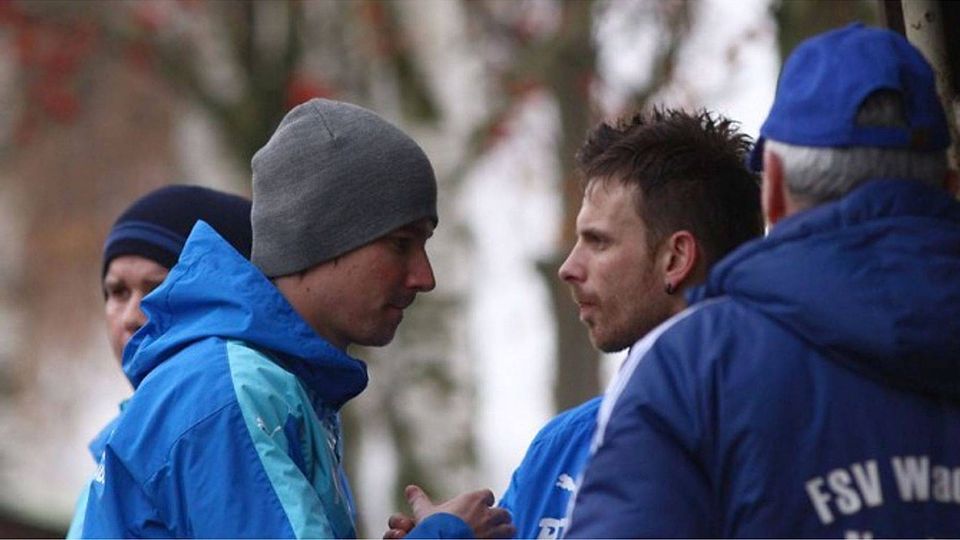 Philipp Seeland klatscht sich mit Co-Trainer Rene Taute ab. © Sportfotos Nordhausen