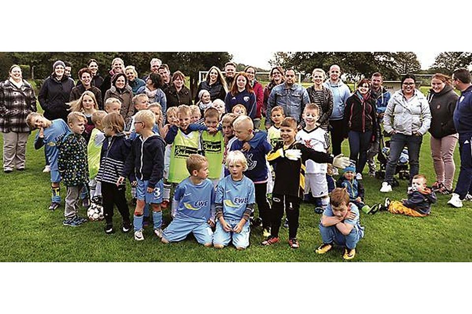 Beim Teambild ist der Fotograf den jungen Fußballern von Halsbek und Gotano gar nicht so wichtig. Axel Eickhorst