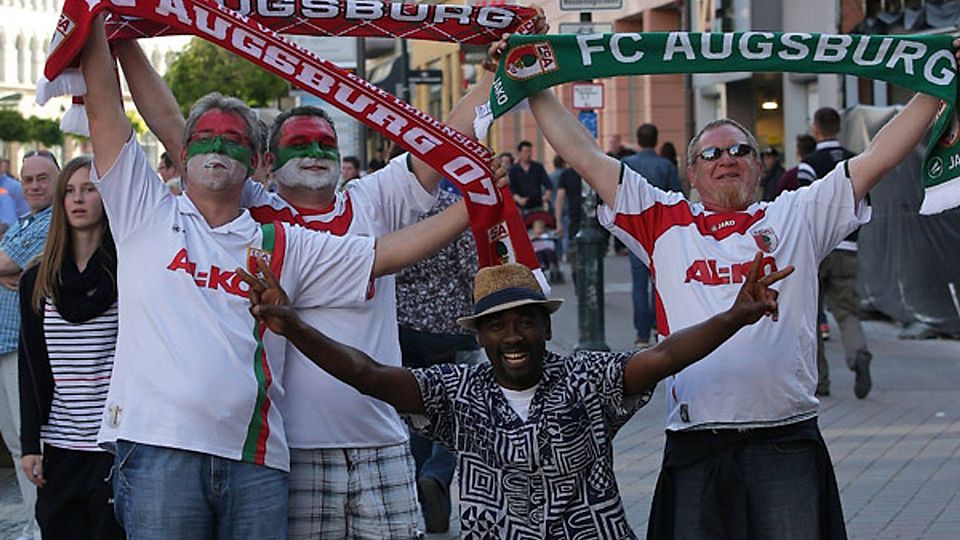 Die Fans des FC Augsburg freuen sich. Ihre Mannschaft gastiert im Stadion des TSV Marktoberdorf zu einem Testspiel.  Foto: Peter Fastl