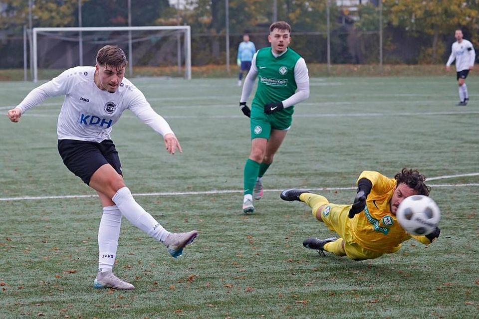 Tim Lorenz (links) überwindet Fürths Torwart Sebastian Pollmann zum 3:0-Pausenstand für die Griesheimer Viktoria, die am Ende mit 6:0 siegte.	Foto: peter henrich