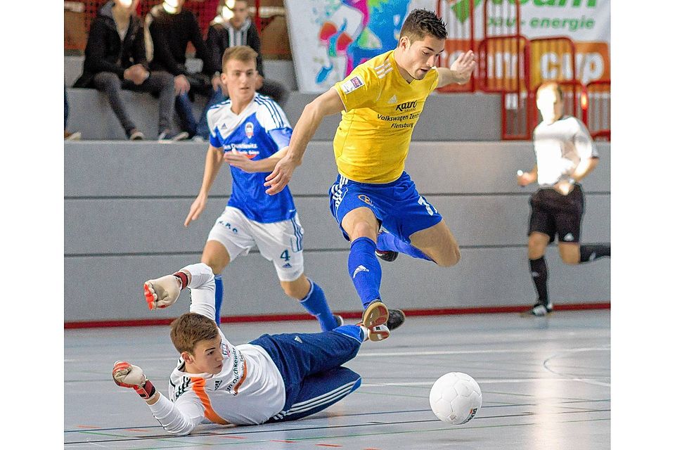 08-Angreifer Sebastian Kiesbye im Duell mit TSB-Keeper Rico Nommensen (am Boden),  im Hintergrund Thomas Lohner. Foto: Dewanger