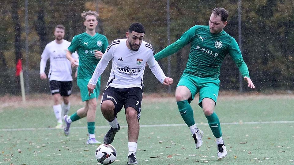 Badreddin Hamze (TSV Kronshagen), hier gegen Daniel Großmann (TSV Klausdorf) bereitete eine Großchance vor und hatte selbst eine.