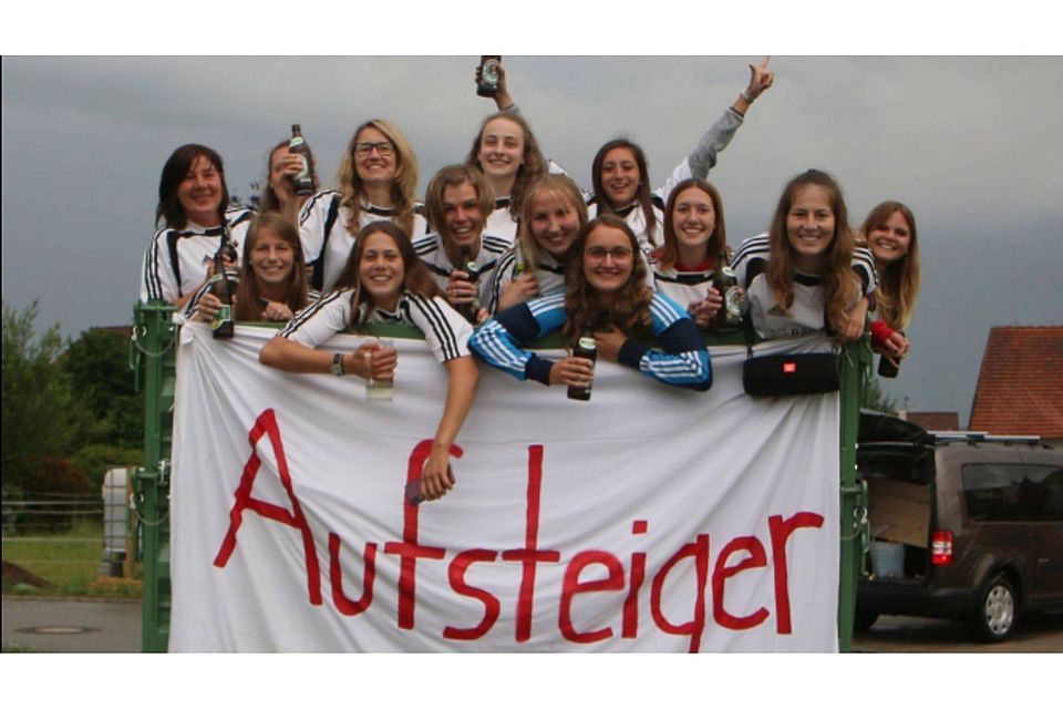 Die Frauen des TSV Rott freuen sich über den Aufstieg in die Bezirksliga. Foto: Halmel