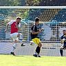 Alexander Kinder (Zweiter von links) überwand zwar den Keeper des FC Lauingen, Arbnor Nimanaj, zum zwischenzeitlichen 1:1. Trotzdem gingen die Dillinger im Derby leer aus.