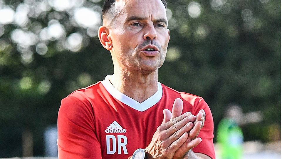Applaus für die Leistung seiner Schützlinge: Dirk Ruhrig, Trainer des SV Breinig.⇥Foto: Manfred Heyne