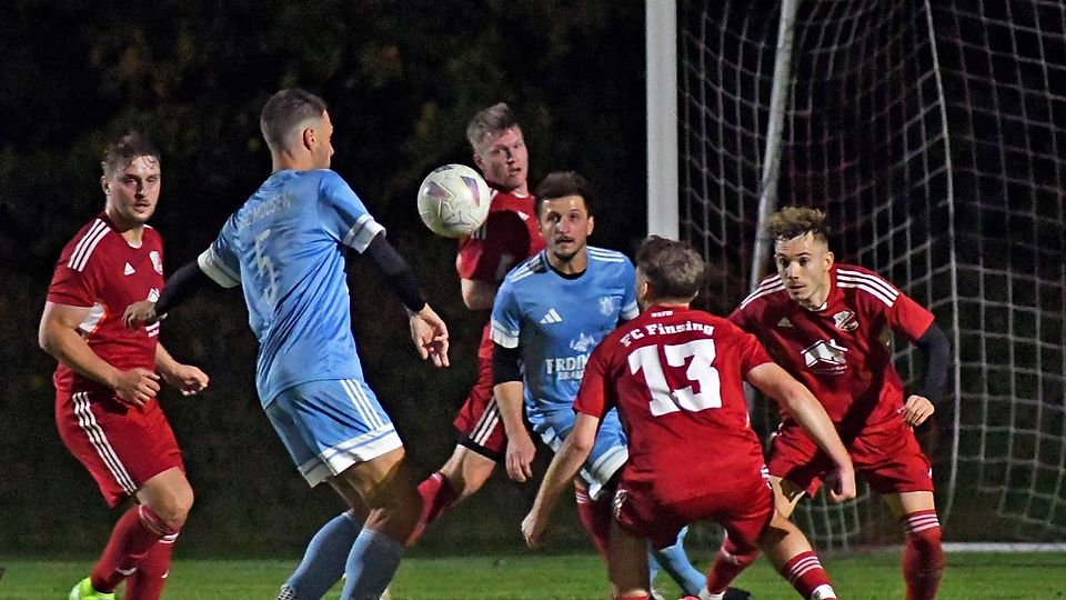 Eingekesselt waren die Moosener Dominik Slawny (Nr. 5) und Maxi Bauer gegen die Finsinger Stefan Jell (l.) Felix Loskot, Patrick Forchhammer (13) und Florian Hölzl (r.).