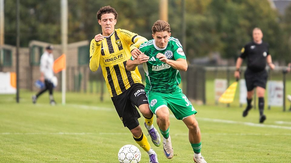 Patrick Sussek im Zweikampf mit einem Spieler von VVV Venlo.