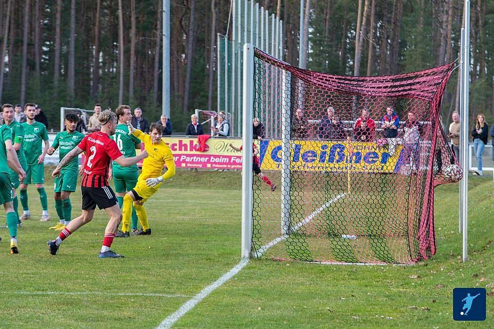 Es fällt das Siegtor zum 2:1 für Luhe-Wildenau: Thomas Lorenz (nicht im Bild) köpft mit der letzten Aktion der ersten Hälfte eine Ecke in die Maschen. Am Ende schlägt der Spitzenreiter Schlicht mit 2:1.