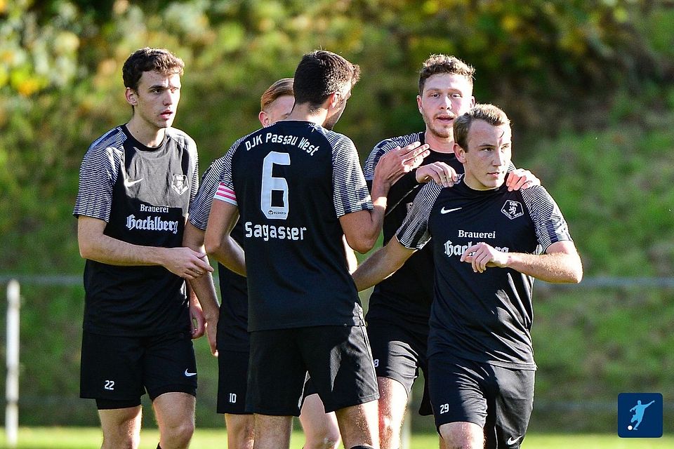 Die "Westler" haben sich zuletzt bis auf Rang 3 der Kreisliga Passau hochgearbeitet. Jetzt wird Tabellenführer Karpfham auf den Zahn gefühlt. Die "Westler" haben sich zuletzt bis auf Rang 3 der Kreisliga Passau hochgearbeitet. Jetzt wird Tabellenführer Karpfham auf den Zahn gefühlt.