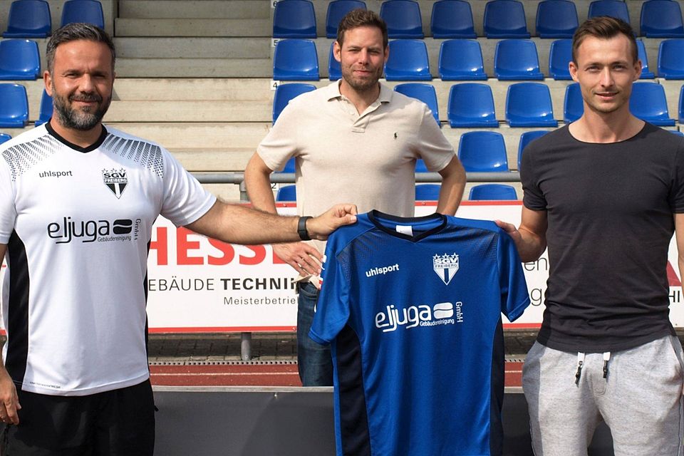Trainer Evangelos Sbonias (links) und Sportdirektor Dr. Christian Werner (Mitte) berüfen den Zugang Mario Ebenhofer.