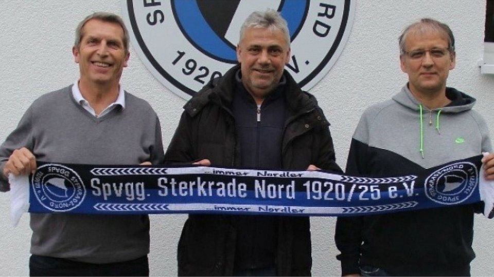 Klaus Nelle (rechts), Uwe Brodowski (links) und dazwischen der Sportliche Leiter Markus Kowalczyk. Foto: SpVgg Sterkrade-Nord.
