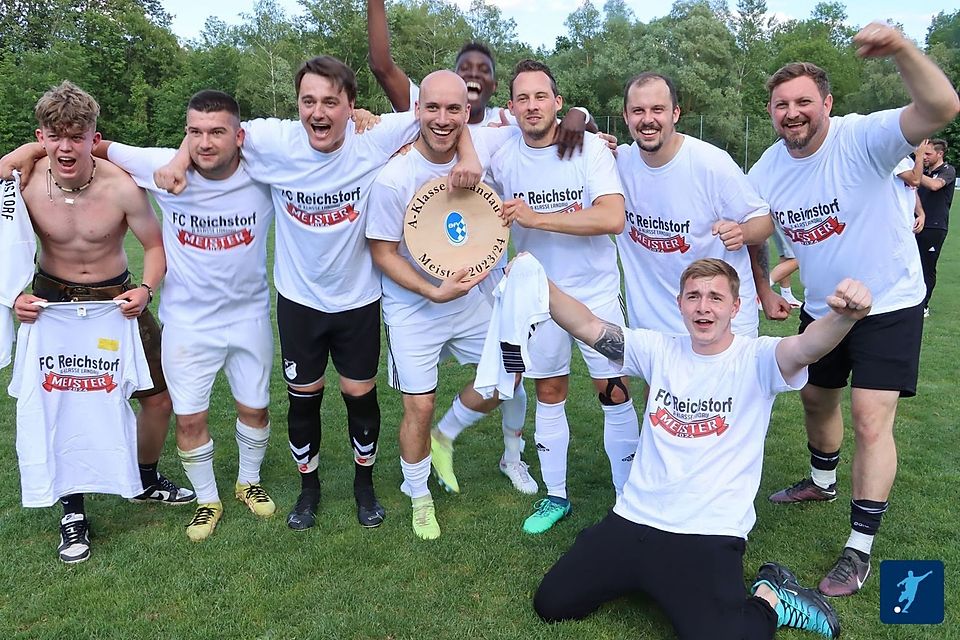 Vor wenigen Tagen noch die Meisterschaft in der A-Landau, aber jetzt hat der 1. FC Reichstorf keine Mannschaft mehr! Vor wenigen Tagen noch die Meisterschaft in der A-Landau, aber jetzt hat der 1. FC Reichstorf keine Mannschaft mehr!