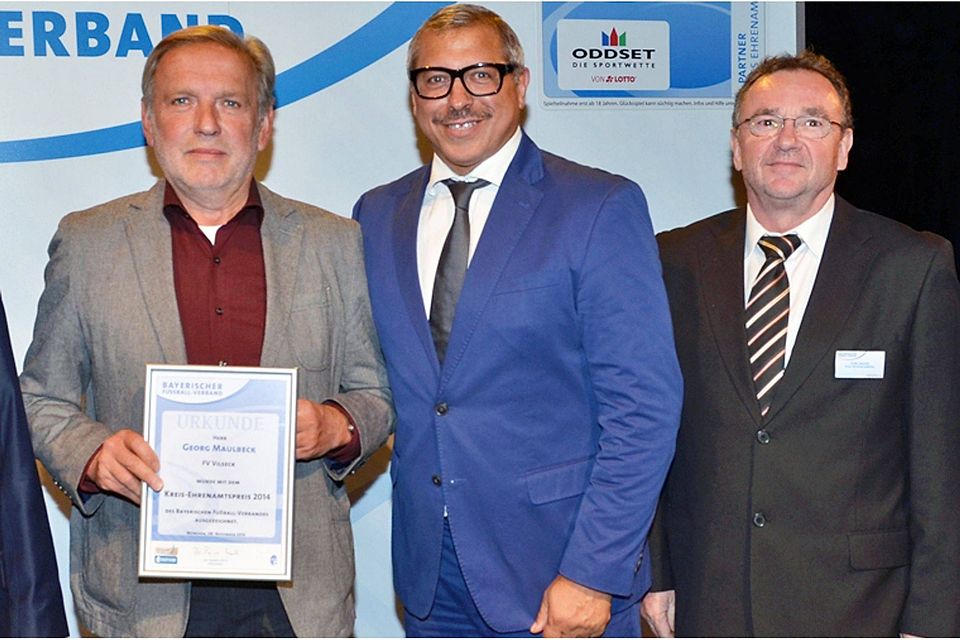 Der Vorsitzende des FV Vilseck, Georg Maulbeck (links) wurde vom Bayerischen Fußball-Verband im Münchner Varieté-Theater ausgezeichnet. Ehrengast Jimmy Hartwig (2. von rechts) und Kreisehrenamtsbeauftragter Karl Bauer (rechts) bedankten sich beim Sieger des Kreises Amberg/Weiden für sein Engagement in der Vereinsarbeit. Foto: BFV Der Vorsitzende des FV Vilseck, Georg Maulbeck (links) wurde vom Bayerischen Fußball-Verband im Münchner Varieté-Theater ausgezeichnet. Ehrengast Jimmy Hartwig (2. von rechts) und Kreisehrenamtsbeauftragter Karl Bauer (rechts) bedankten sich beim Sieger des Kreises Amberg/Weiden für sein Engagement in der Vereinsarbeit. Foto: BFV