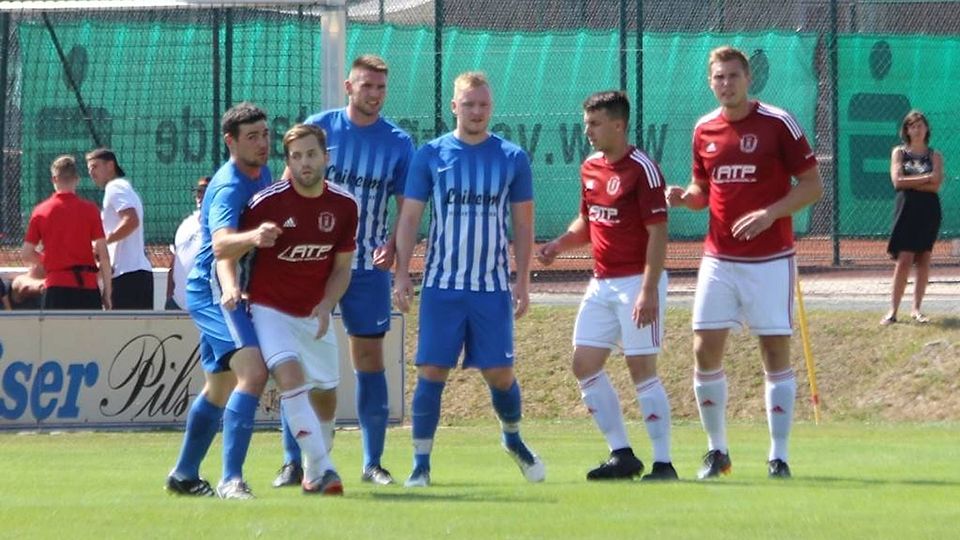 Derbyzeit in Tremmersdorf: Packende Zweikämpfe, Emotionen, viele Fans, all das ist garantiert, wenn der FC (in Blau) auf den SC (rotes Trikot) prallt.
