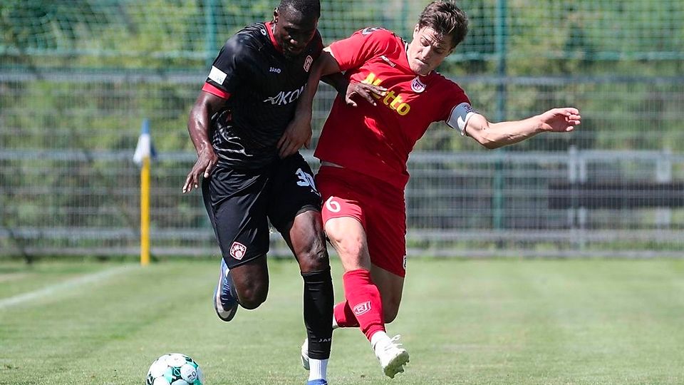 Die U21 des SSV Jahn (rechts Björn Zempelin) zog sich achtbar aus der Affäre gegen Drittliga-Aufsteiger Würzburger Kickers.