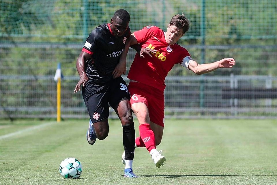 Die U21 des SSV Jahn (rechts Björn Zempelin) zog sich achtbar aus der Affäre gegen Drittliga-Aufsteiger Würzburger Kickers.