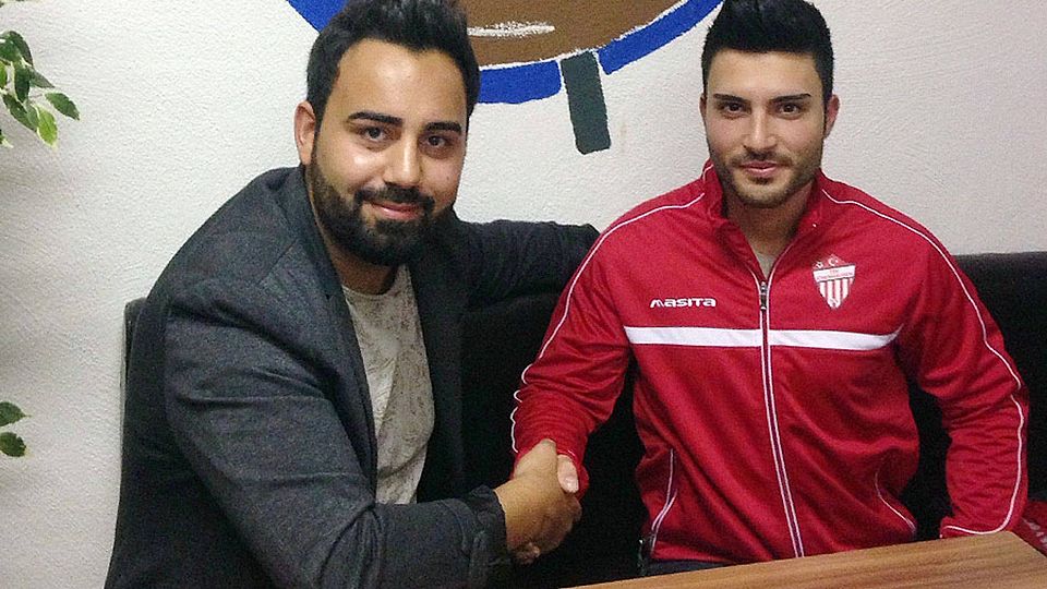 Willkommen im Verein: TSV-Chef Yasin Ata (links) begrüßt seinen künftigen Spielertrainer Kadir Yalap in Ichenhausen.