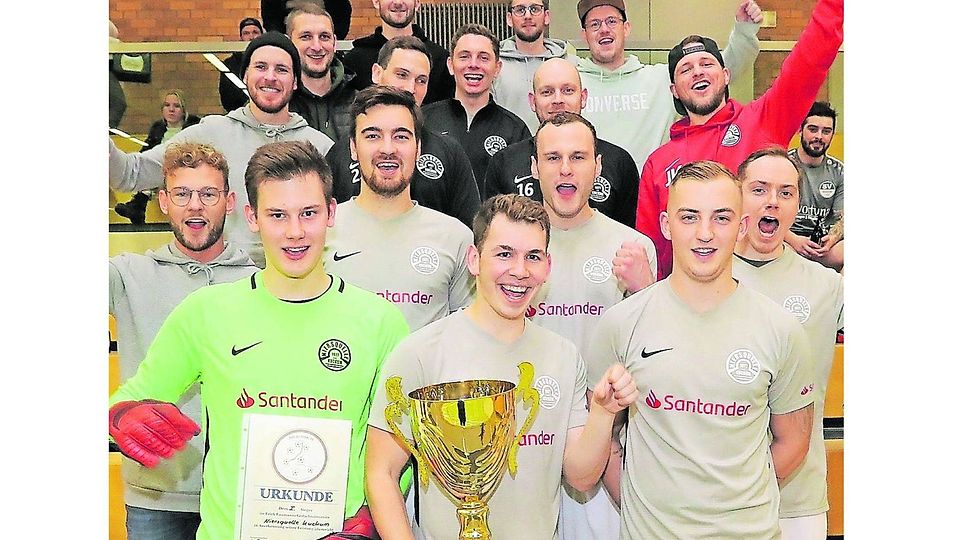 Zum elften Mal in Folge sicherte sich der SV Niersquelle Kuckum den Hallenfußball-Nierspokal. Auch als Spieler trug Trainer Christian Schmitz zum Erfolg bei.