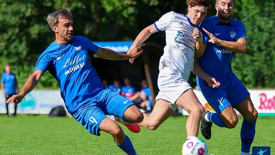 Spitzenreiter SV Blau-Weiß Waltershofen (blaue Trikots) ließ im Heimspiel gegen Köndringen nichts anbrennen und feierte einen ungefährdeten 7:0-Erfolg.