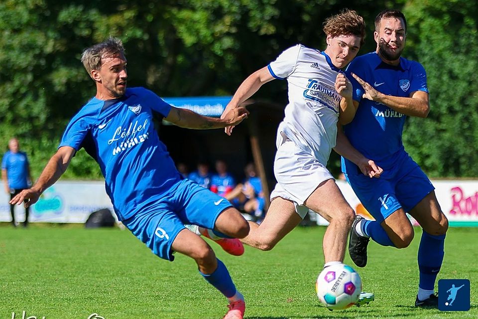 Spitzenreiter SV Blau-Weiß Waltershofen (blaue Trikots) ließ im Heimspiel gegen Köndringen nichts anbrennen und feierte einen ungefährdeten 7:0-Erfolg.