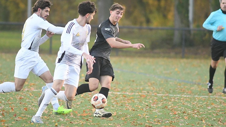 Luka Lüttich (r.) und die Spvg. Steinhagen hatten gegen individuell stark besetzte Gütersloher einen schweren Stand.