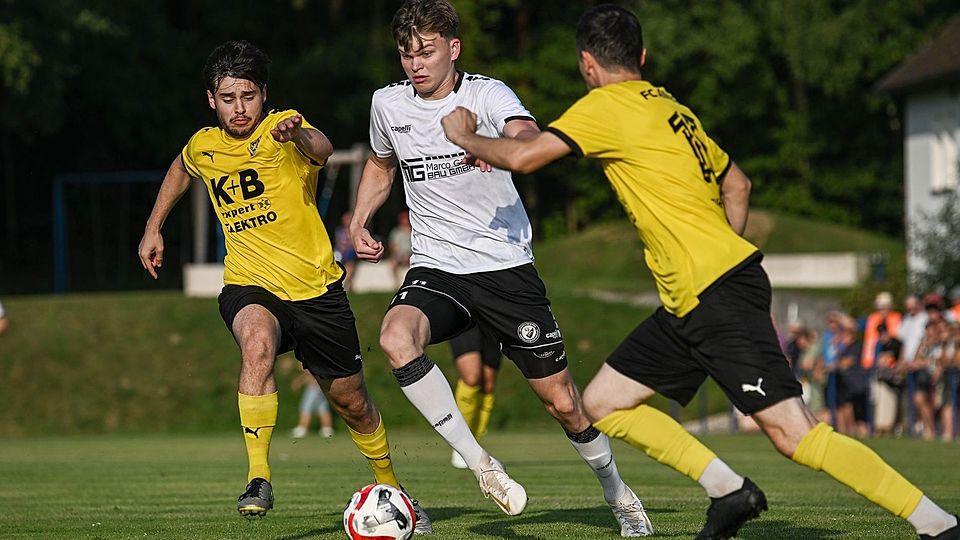 Michael Rumpler (in Weiß) und die Sportfreunde Upo zwangen Bezirksliga-Primus FC Amberg (gelbe Trikots) in die Knie.