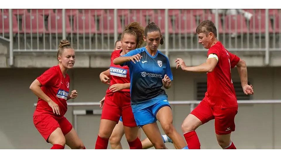 Die talentierte Fußballerin Valentina Arabatzis (M.) spricht über das schwierige Jahr 2025 beim FSV Hessen Wetzlar (Archivfoto) © Isabel Althof