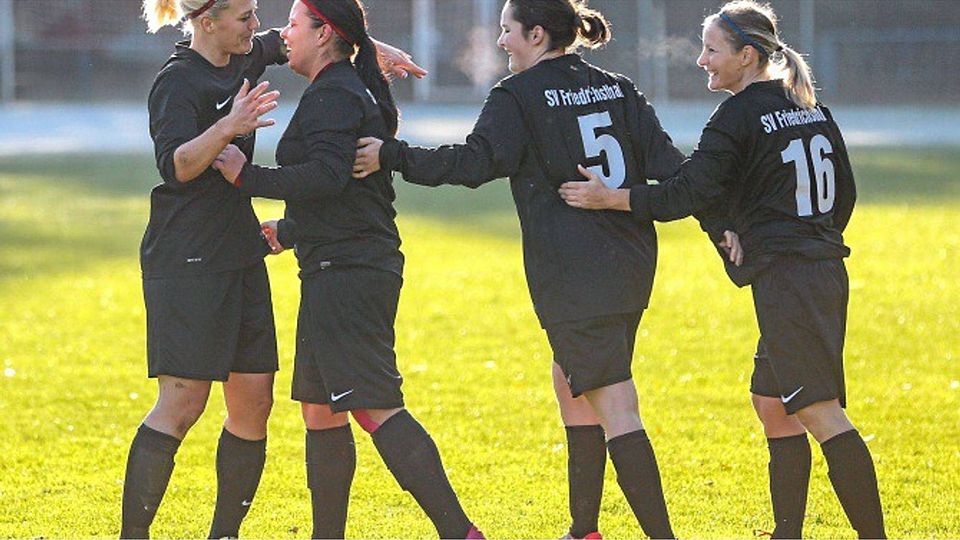 Oft genug Grund zur Freude: Tabellenführer SV Friedrichsthal schoss in neun Spielen 50 Tore. Hier freuen sich Elisabeth Baumgarten, Jennifer Krullis, Franziska Theeg und Nancy Müller (von links) über eines davon. Archiv-Foto: Karsten Schirmer