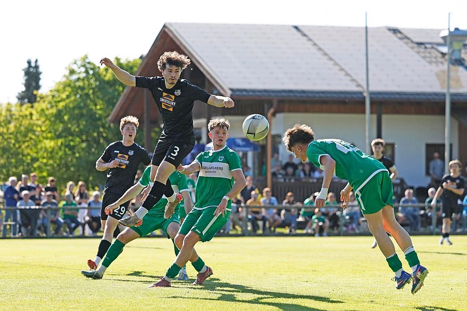 Alles gelingt: Sogar Sanel Dacic (r.) – der kleinste Murnauer – erzielt per Kopf das 3:0.