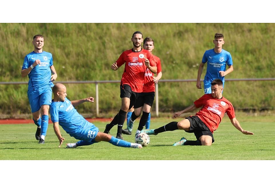  Zerfahrene Situation um den Ball: Breidenbachs Nicolai Herrmann (l.) und Javier Recio-Perez vom SC Waldgirmes beharken sich um die Kugel. Die Teamkollegen schauen aus dem Hintergrund dem Duell zu. © Jens Schmidt 